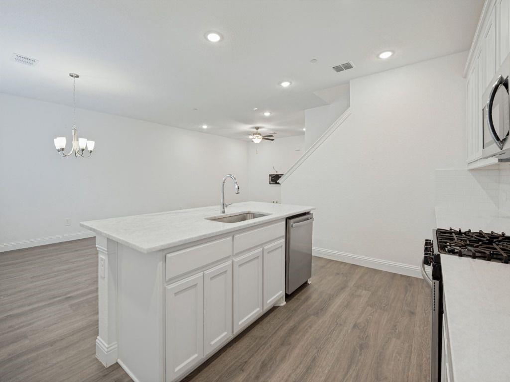 1024 Thomas Place Property Photo 4