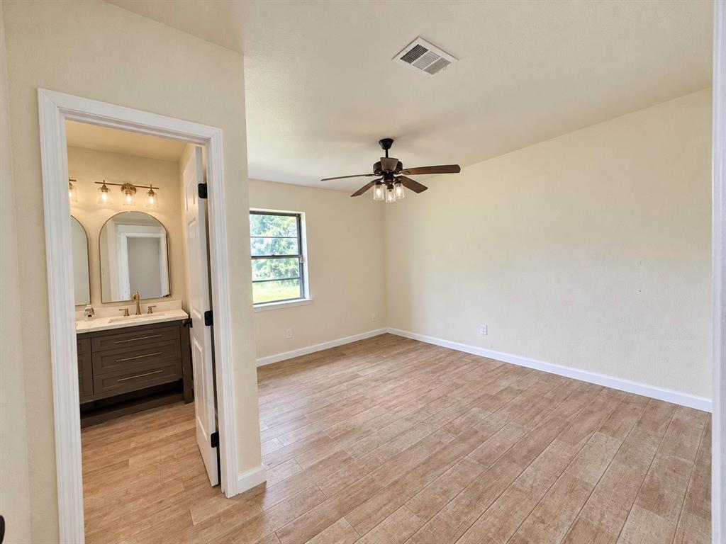 1055 Kent Street Property Photo 4