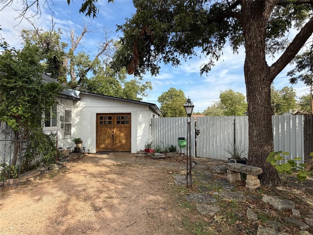 400 N River Street Property Photo 1