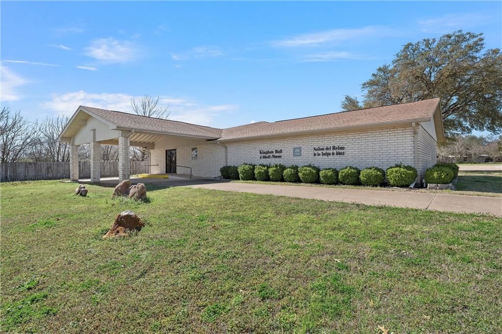1005 N Red River Street Property Photo 2