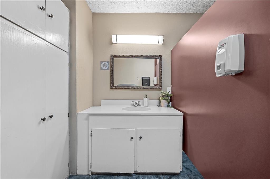1005 N Red River Street Property Photo 17