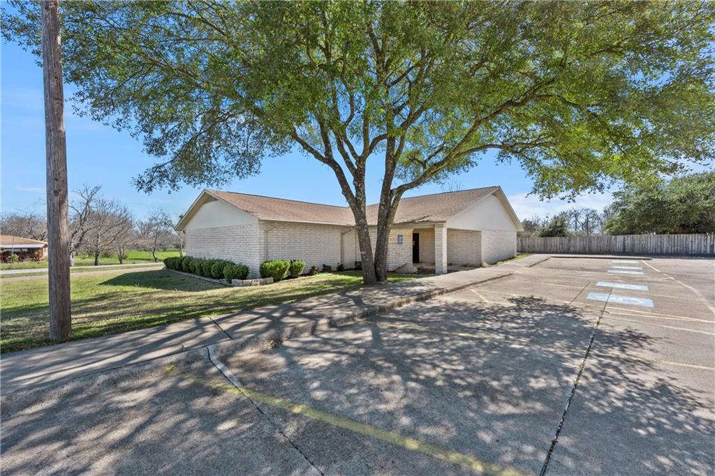 1005 N Red River Street Property Photo 22