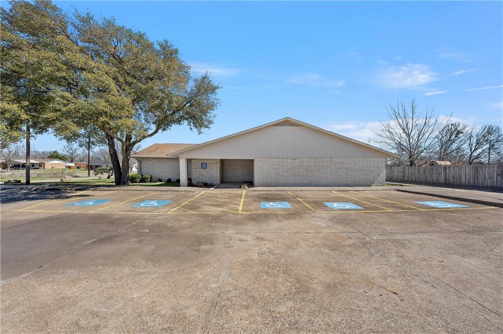 1005 N Red River Street Property Photo 23