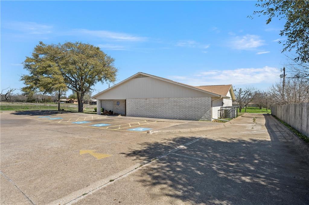 1005 N Red River Street Property Photo 24