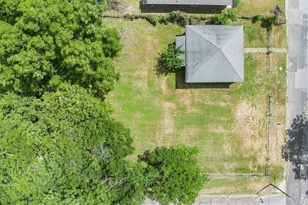 1000 E Calhoun Avenue Property Photo 2