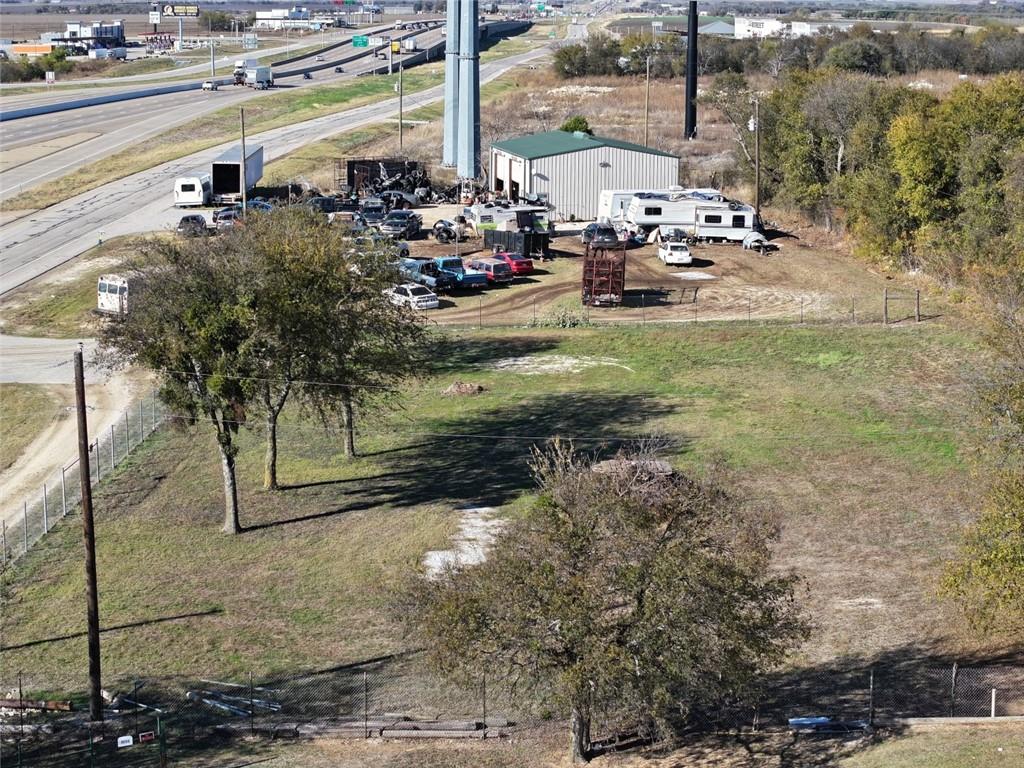 1076 E I35 Highway Property Photo 3