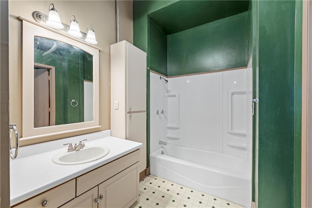 101-105 E Center Street Property Photo 16