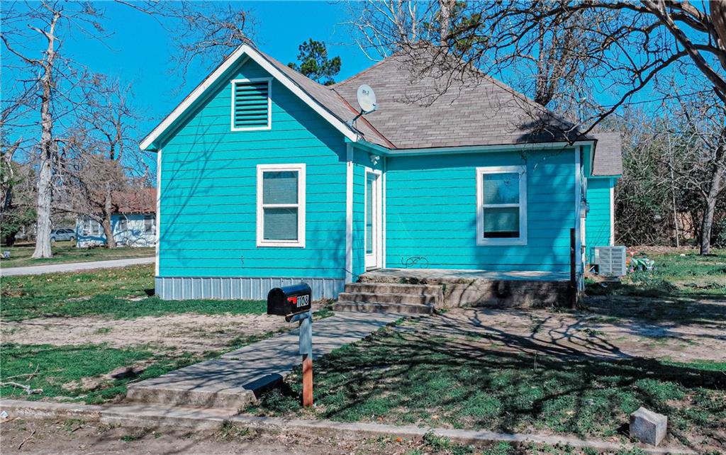 1108 W 1st Street Property Photo