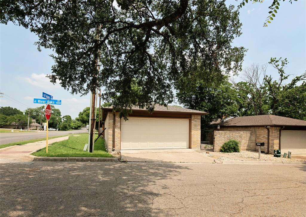 4020 River Oaks Circle Property Photo 1