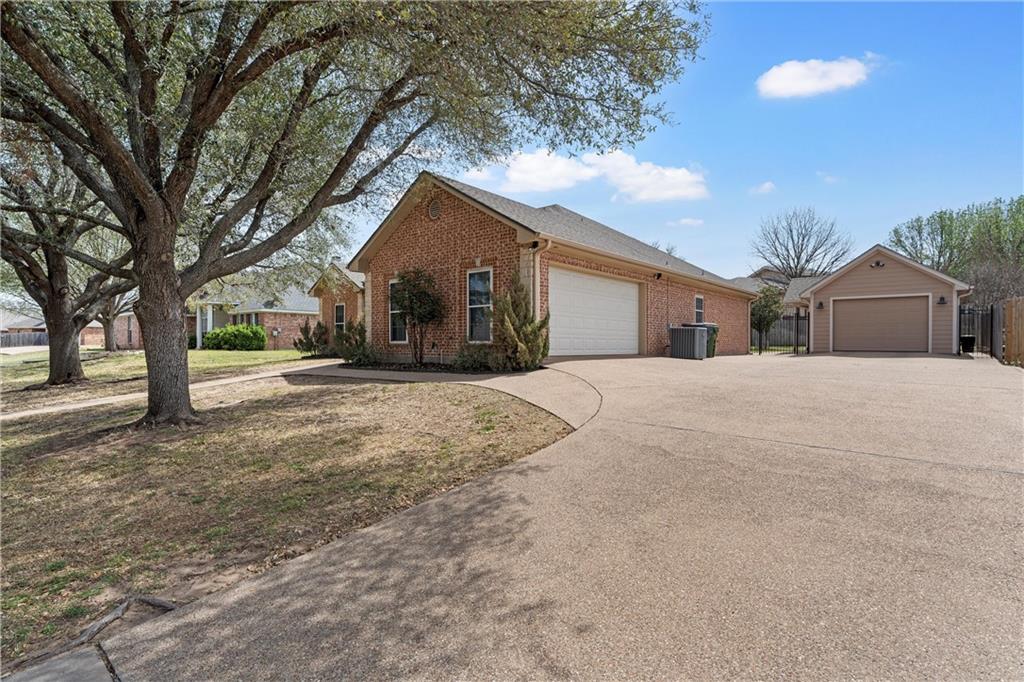 1208 Heritage Way Dr Property Photo 3