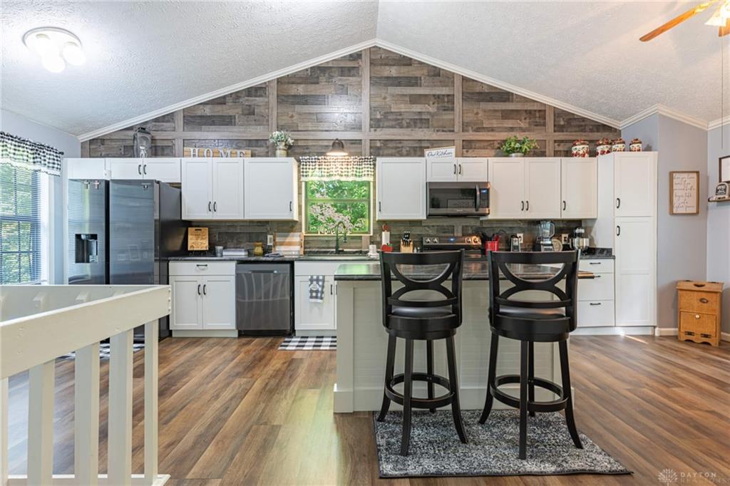 565 Williamsburg Court Property Photo 3