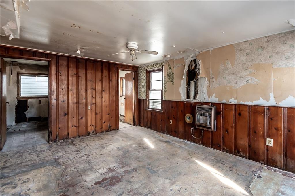 17 W Silver Street Property Photo 16