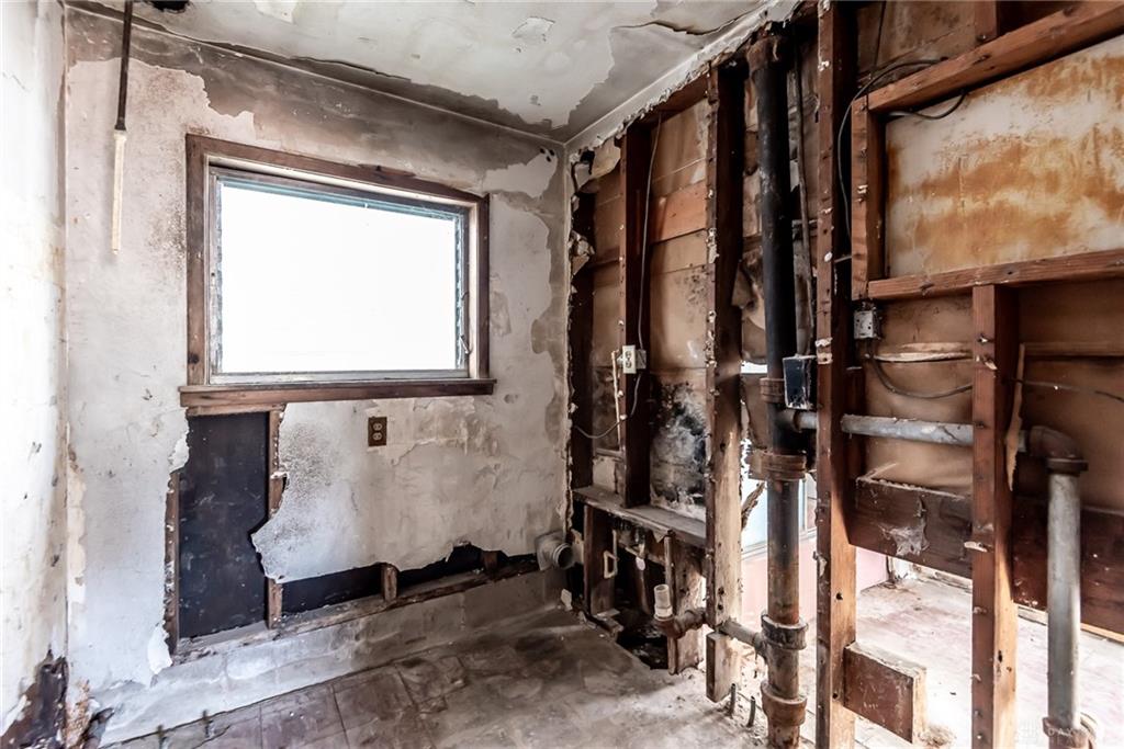 17 W Silver Street Property Photo 18