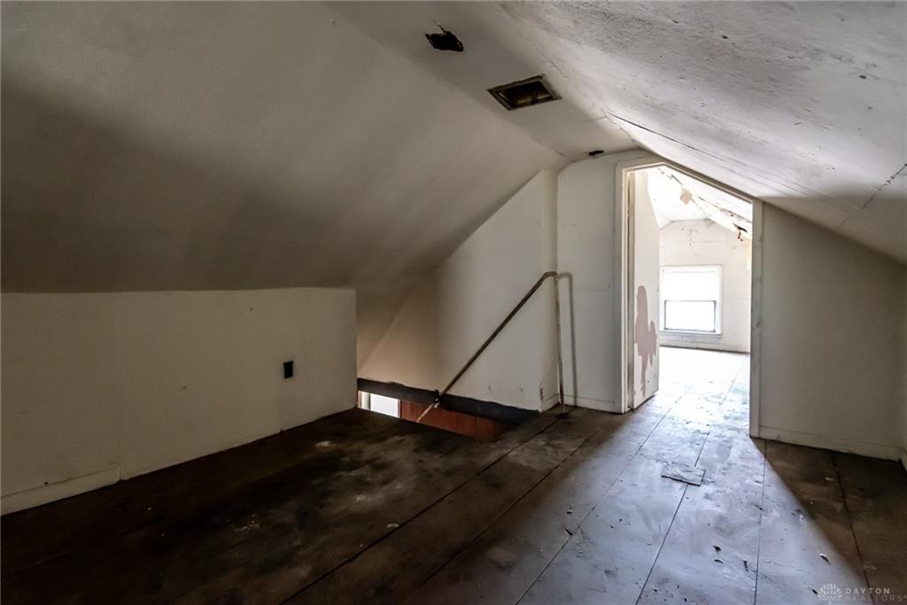 17 W Silver Street Property Photo 36