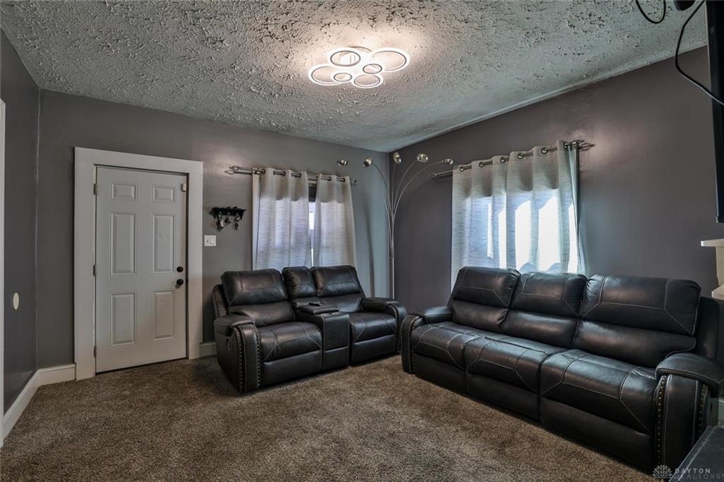 921 Oak Street Property Photo 3