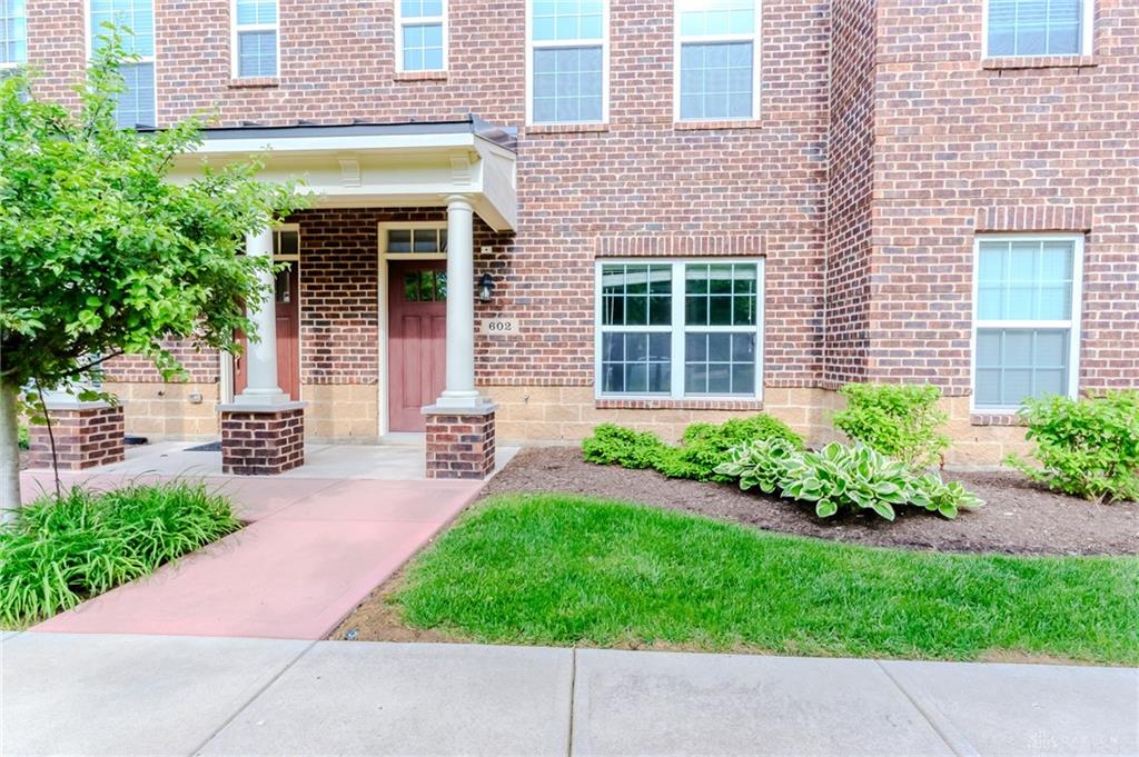 602 Brownstone Row Property Photo 3
