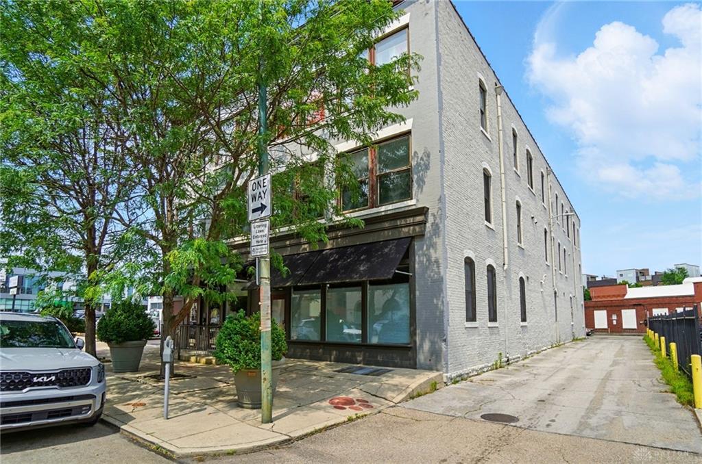 18 S Saint Clair 203