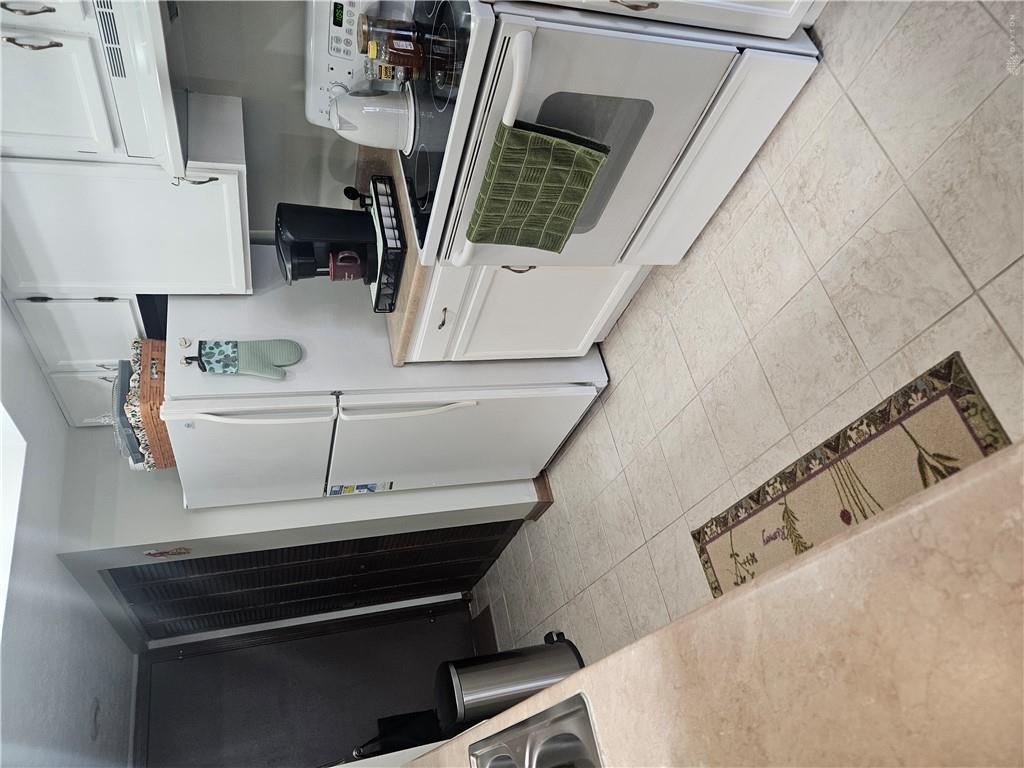 1060 Foxshire Property Photo 16