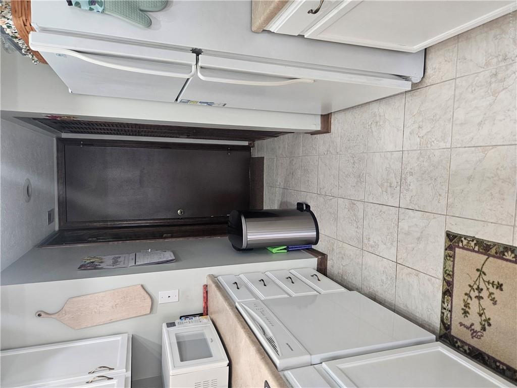 1060 Foxshire Property Photo 18