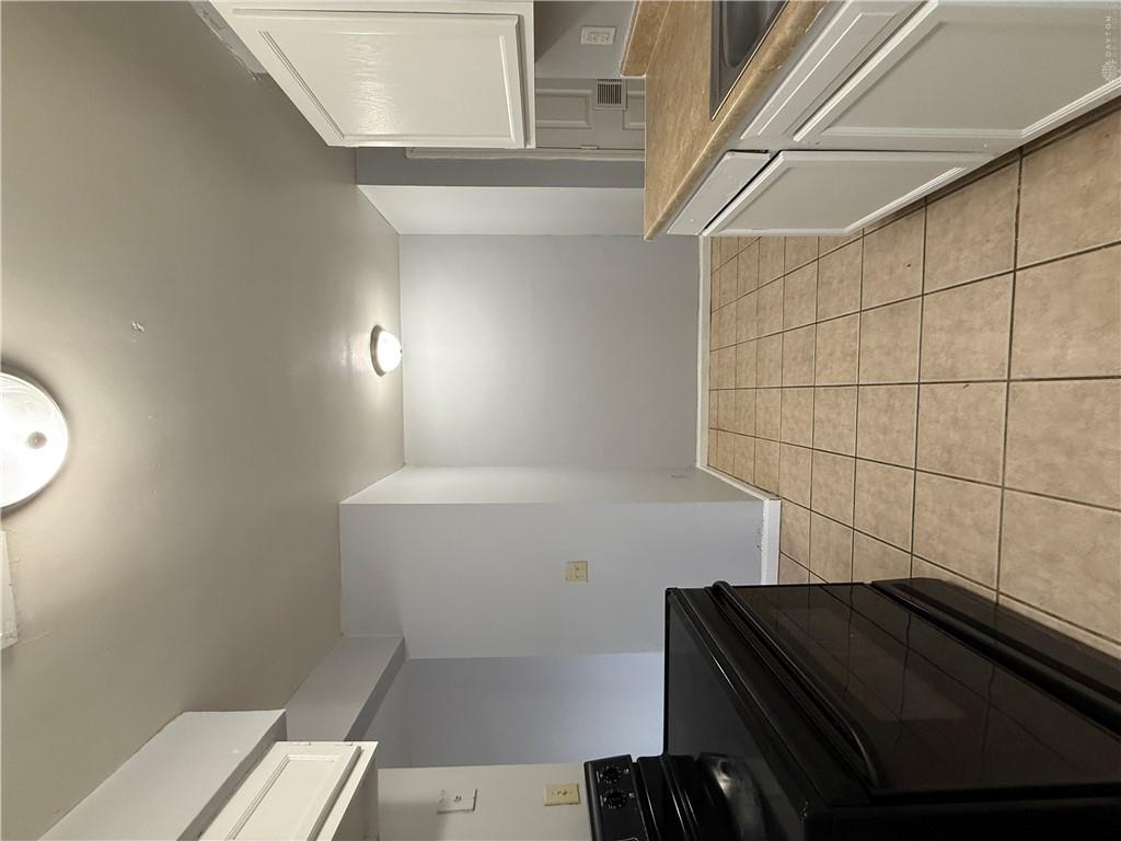 708 Oxford Property Photo 6