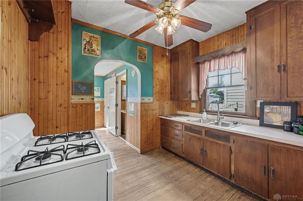 40 E Parkwood Property Photo 8