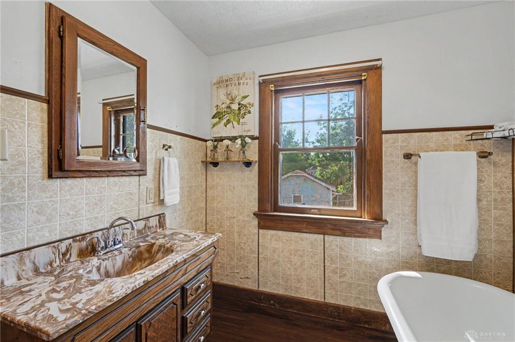 40 E Parkwood Property Photo 17