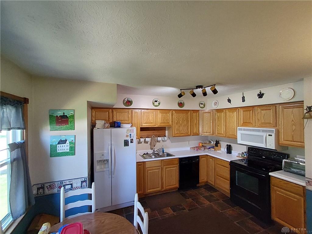646 N Rangeline Property Photo 4