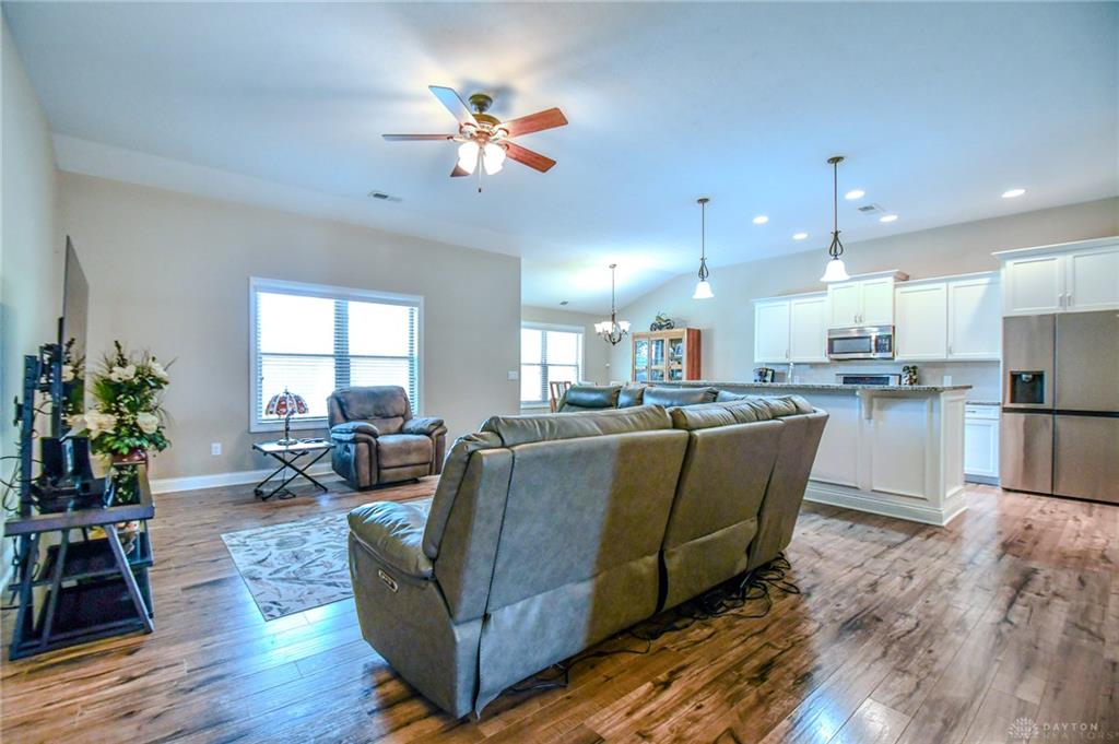 734 Deerhurst Property Photo 3