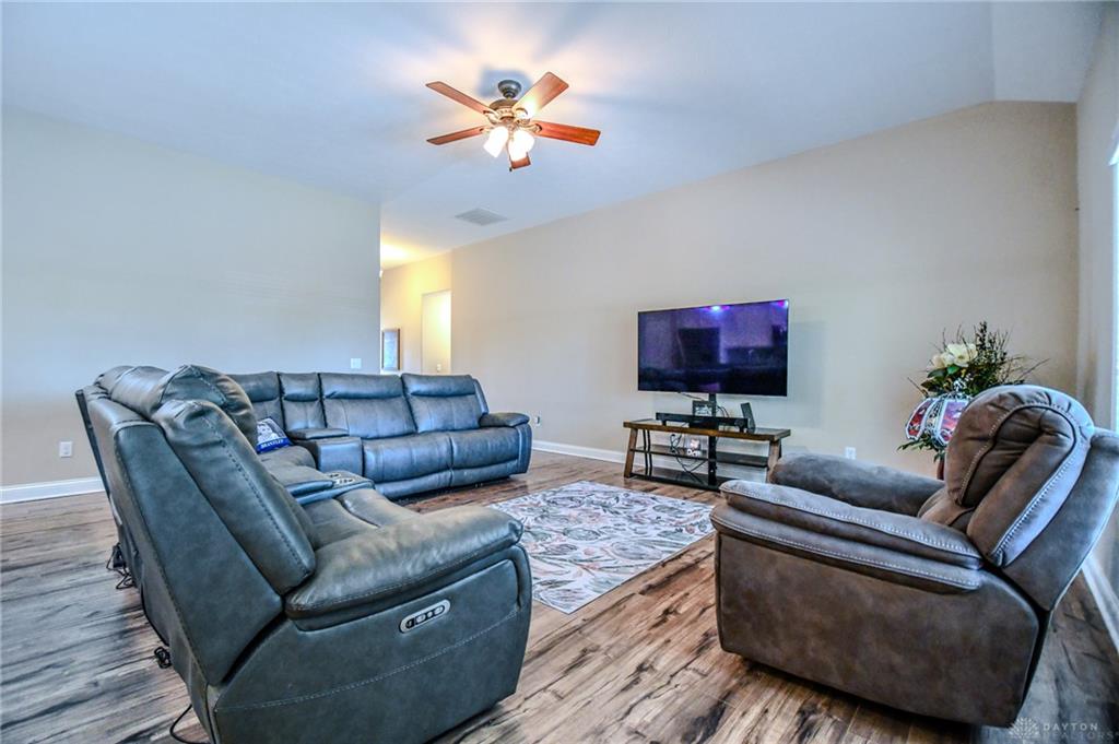 734 Deerhurst Property Photo 5