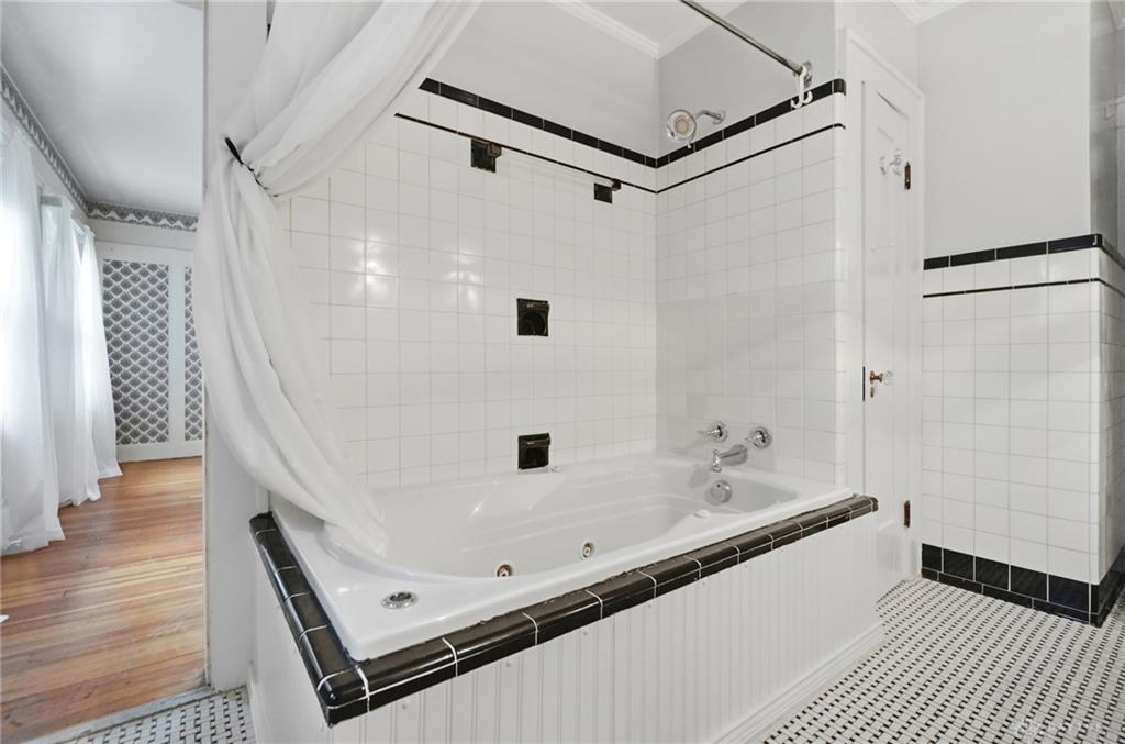 1824 Crescent Property Photo 45