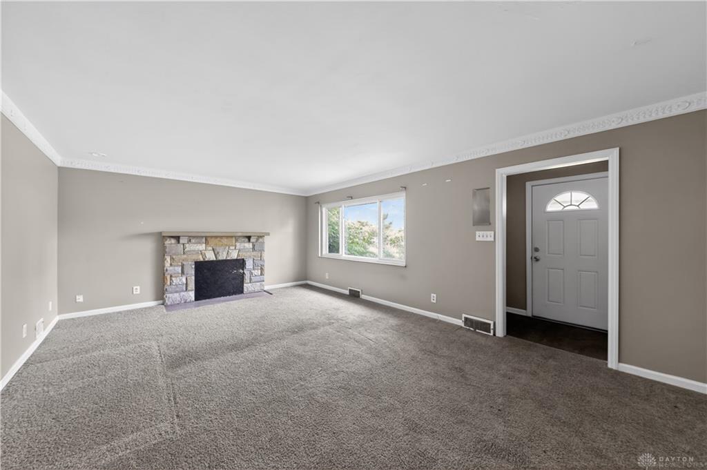 1367 Catalpa Property Photo 3