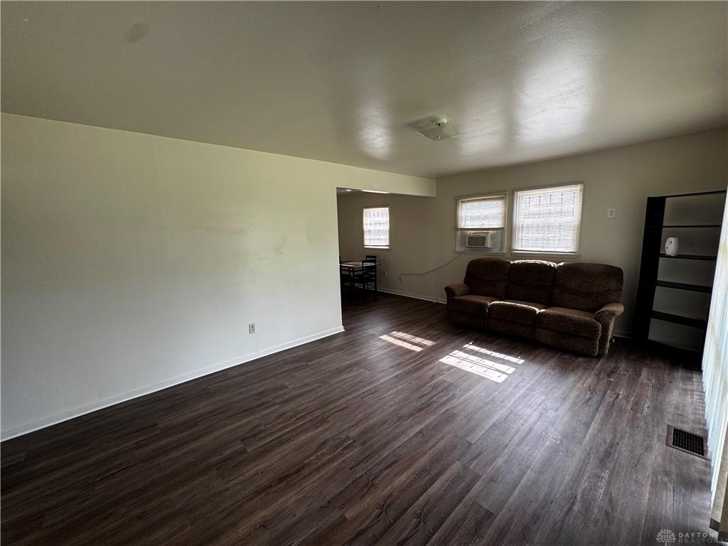 4642 W Hillcrest Property Photo 5