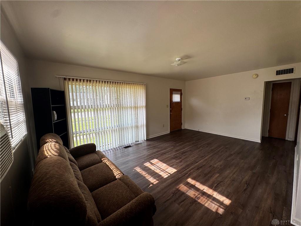4642 W Hillcrest Property Photo 7