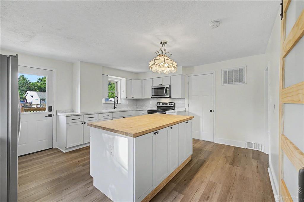 275 E Market Property Photo 17