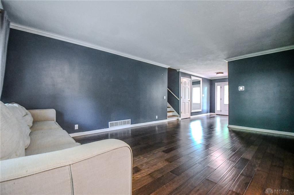 2425 Westlawn Property Photo 9