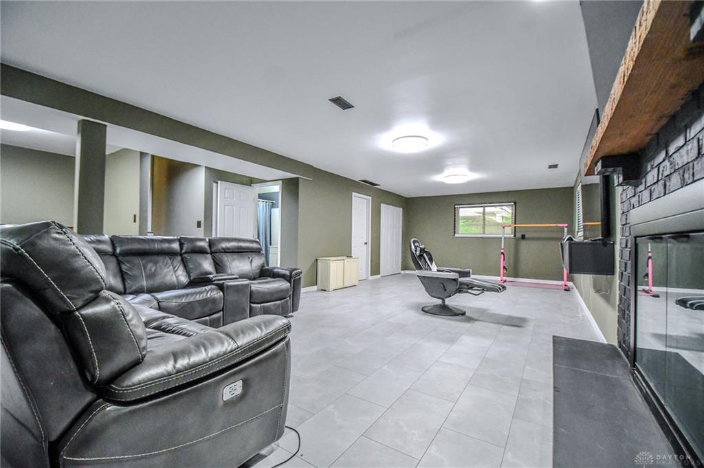2425 Westlawn Property Photo 33