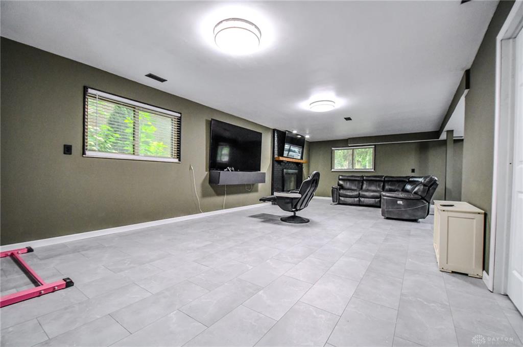 2425 Westlawn Property Photo 38