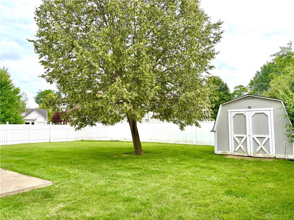 2350 Queensway Property Photo 3