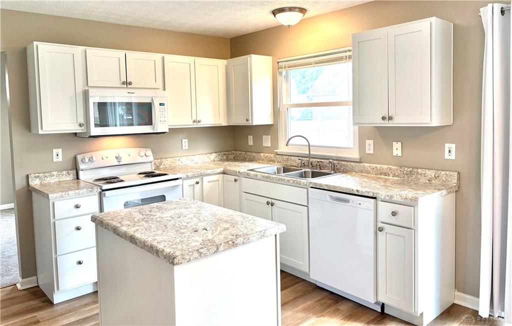 2350 Queensway Property Photo 7
