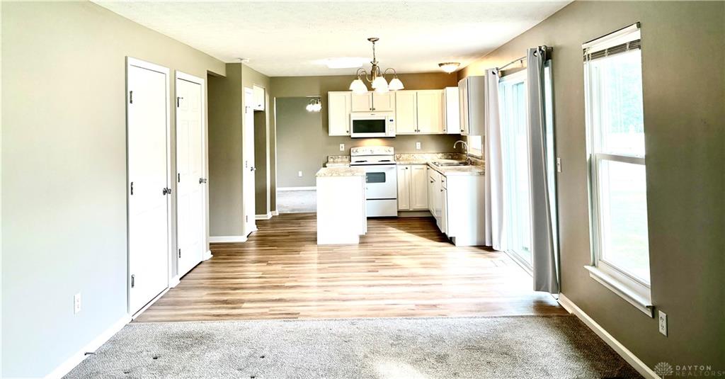 2350 Queensway Property Photo 8