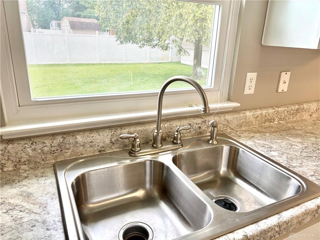 2350 Queensway Property Photo 13