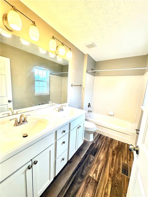 2350 Queensway Property Photo 16