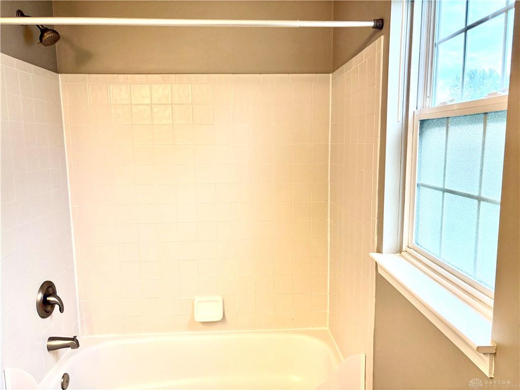 2350 Queensway Property Photo 18