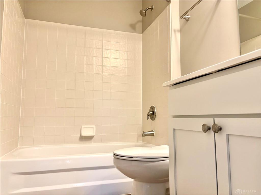 2350 Queensway Property Photo 23