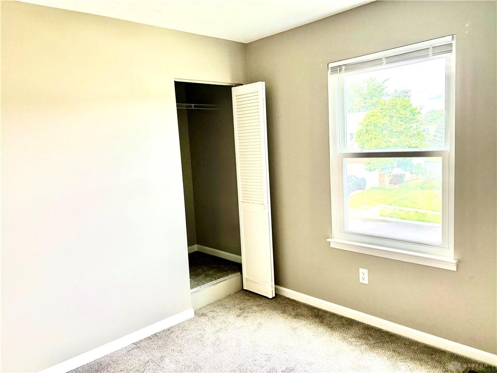 2350 Queensway Property Photo 28