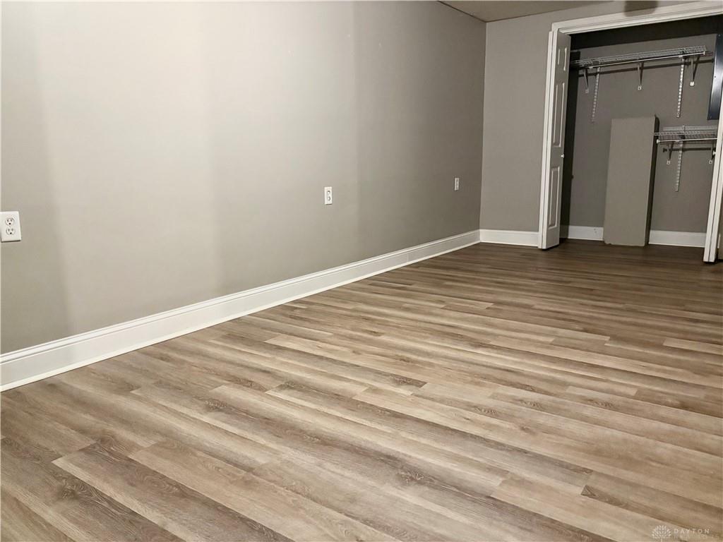 2350 Queensway Property Photo 33
