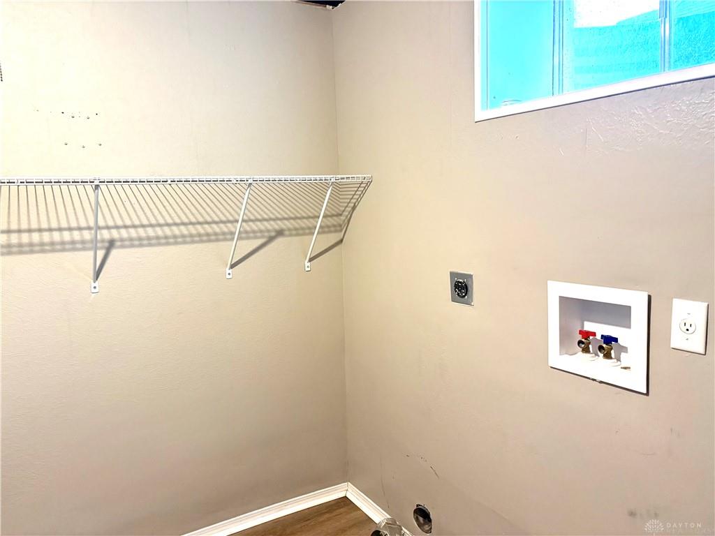 2350 Queensway Property Photo 37