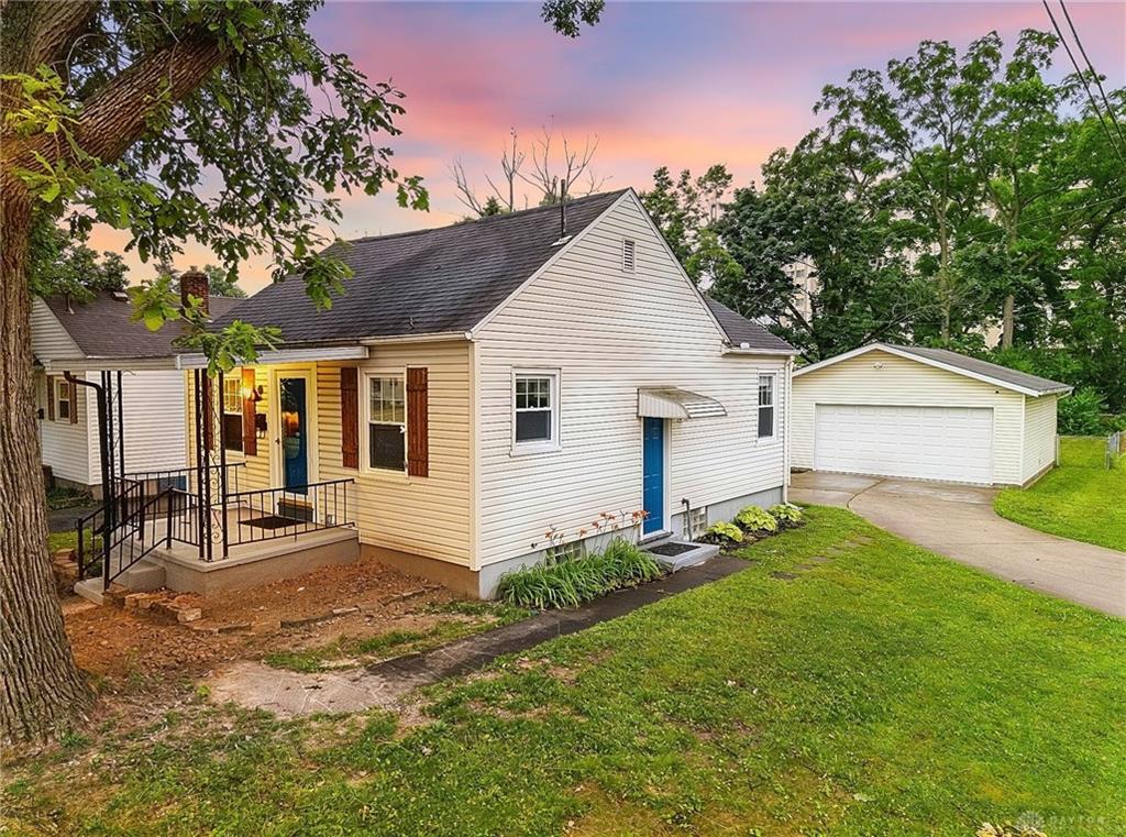 2901 Lansing Property Photo 1