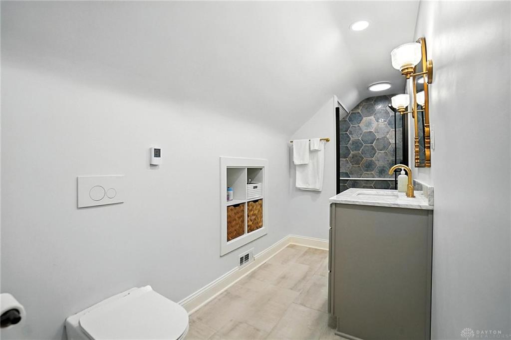 108 Napoleon Property Photo 26