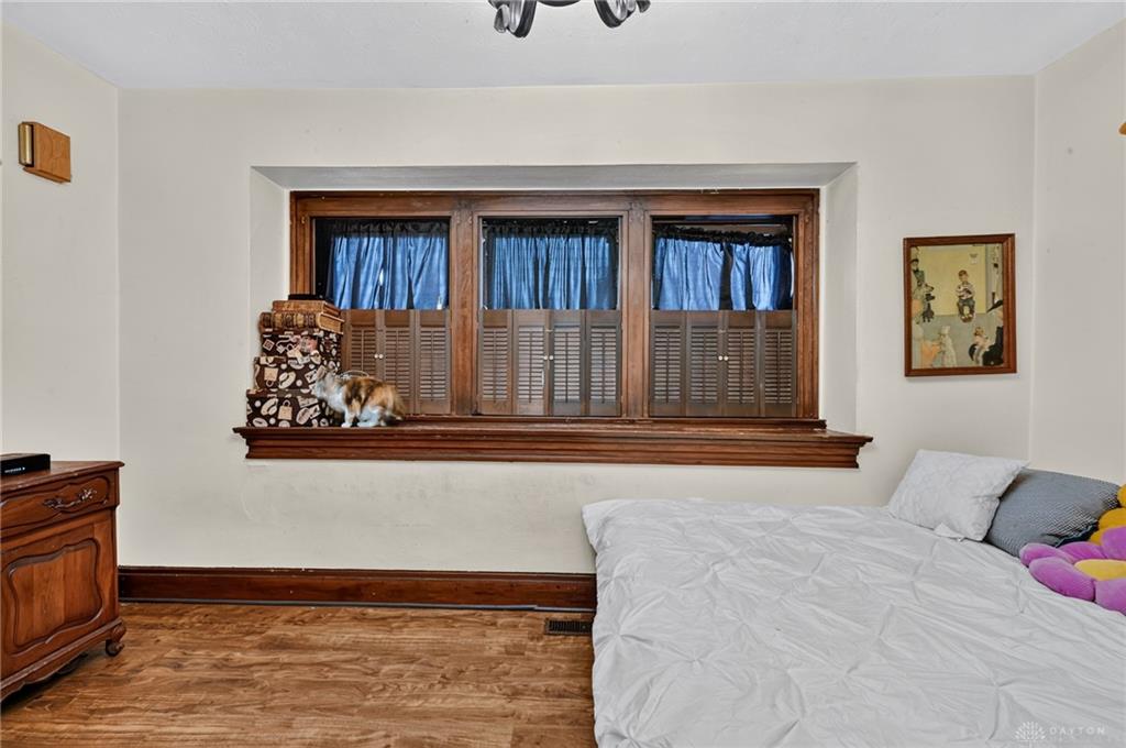 907 Saint Nicholas Property Photo 3